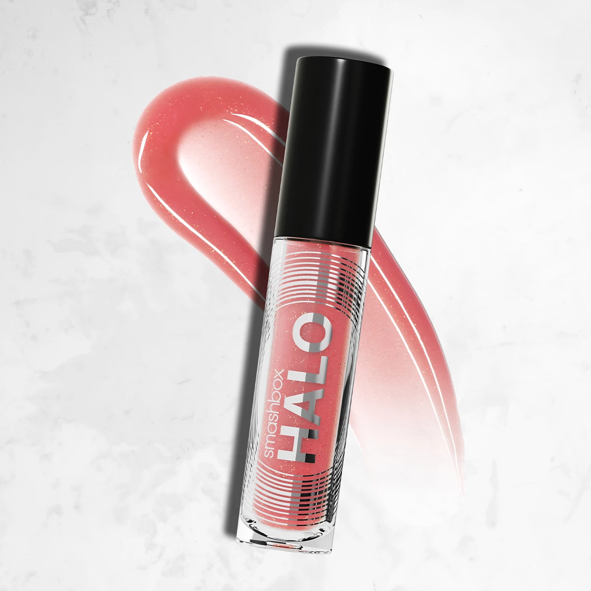 En rosa lipgloss med et strøk av lipgloss bak tuben.