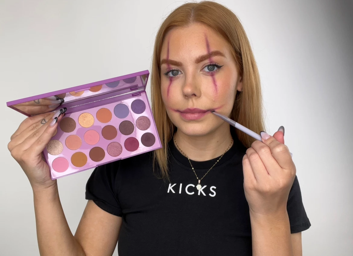 KICKSin meikkitaiteilija Isabella näyttää sinulle vaihe vaiheelta, kuinka voit soveltaa kauhistuttavaa tulkintaa klassisesta klovnilookista.