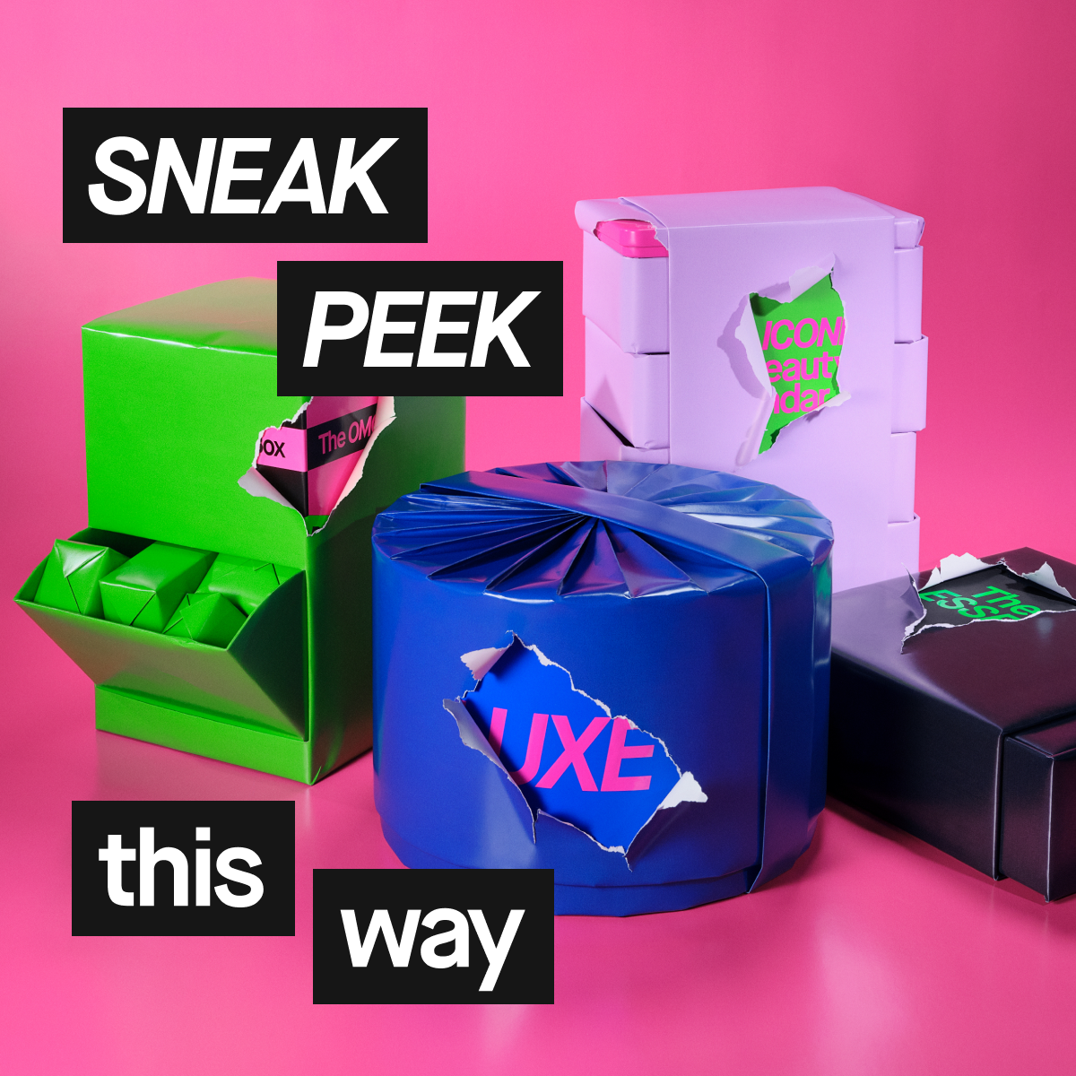 Fargerike gaveesker mot rosa bakgrunn. Bildet inneholder teksten «Sneak Peek This Way».