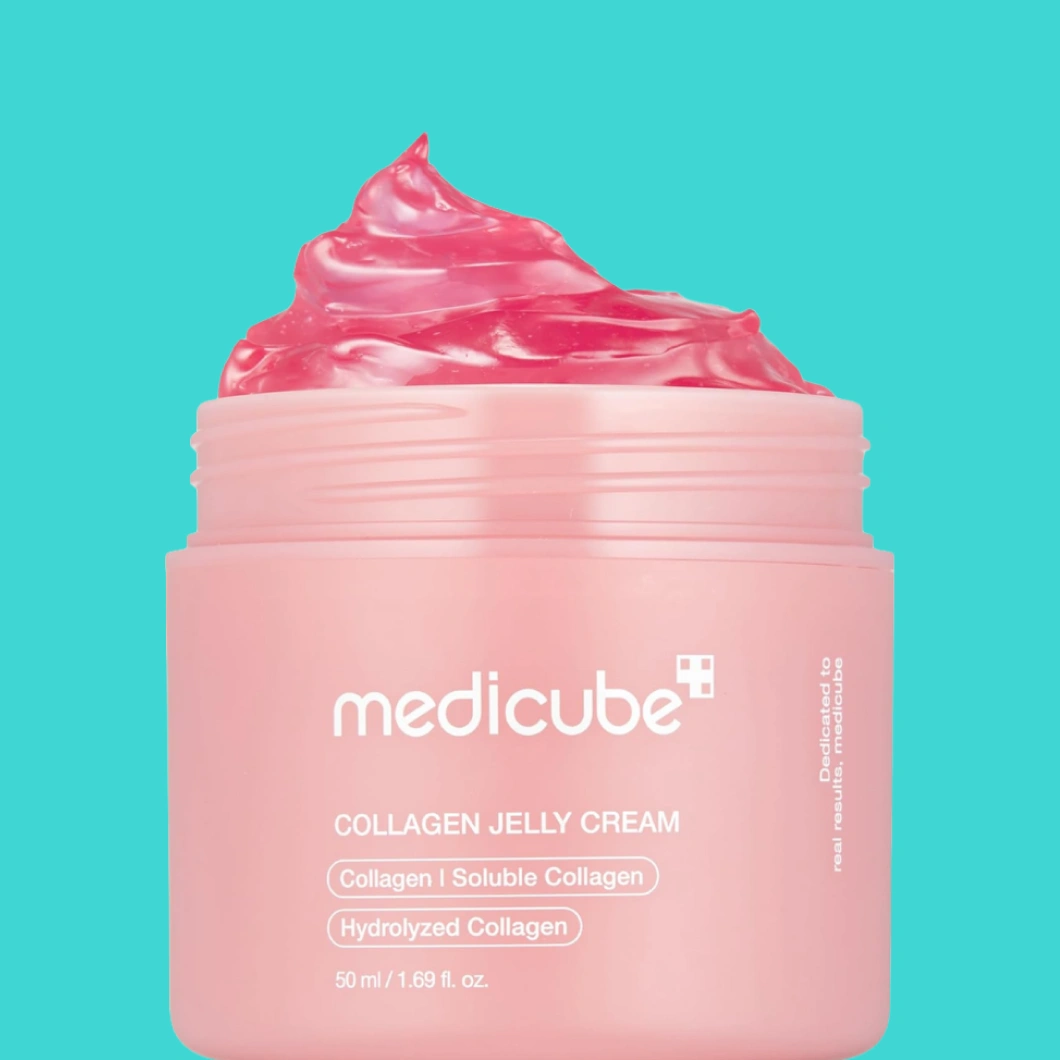 Medicube Collagen Jelly Cream i en öppen rosa burk med synlig rosa gelkräm mot turkos bakgrund. På förpackningen syns texterna "medicube", "COLLAGEN JELLY CREAM", "Collagen I Soluble Collagen", "Hydrolyzed Collagen", "50 ml / 1.69 fl. oz.", "Dedicated to real results, medicube".