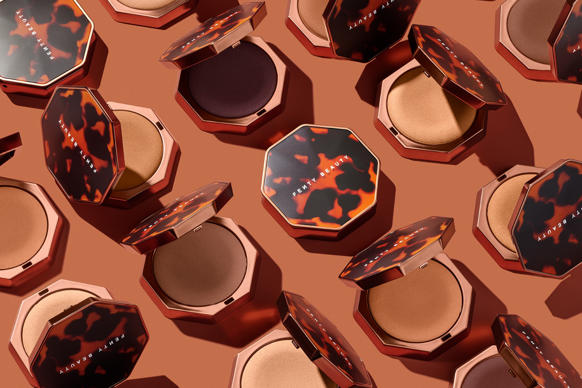 Fenty Beauty -meikkipuutereita ruskeansävyisissä rasioissa aseteltuna kuvioon.