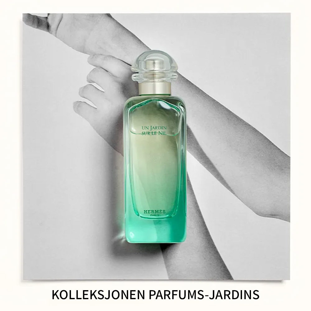Flere parfymeflasker fra Hermès, plassert i en naturlig vannkilde. Flaskene tilhører kolleksjonen Parfums-Jardins, og teksten "Kolleksjonen Parfums-Jardins" vises nederst.