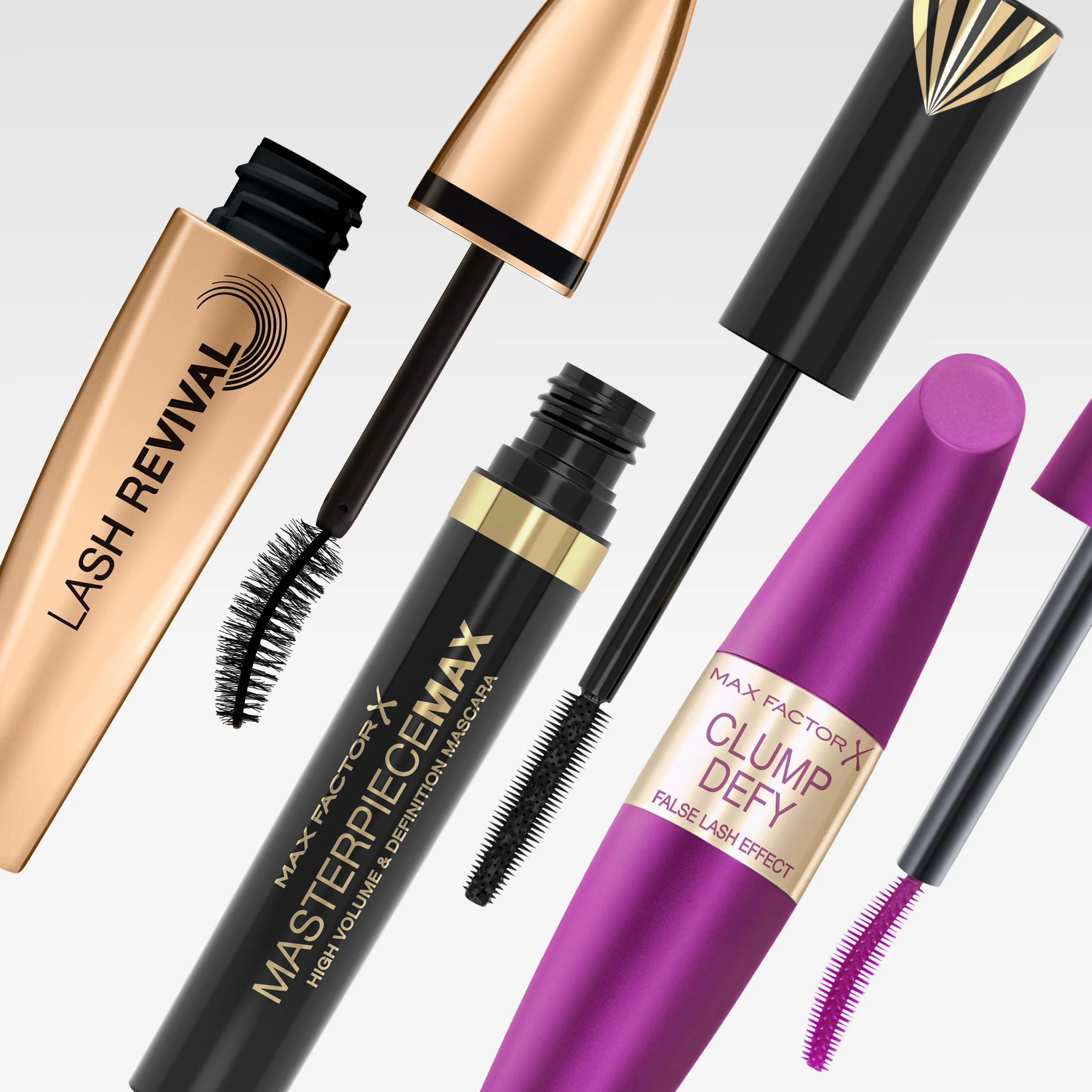 Max Factor-mascaraer i gullsvarte og lilla emballasjer med åpne mascarabørster mot lys grå bakgrunn. Synlig tekst inkluderer “Lash Revival”, “Masterpiece Max High Volume & Definition Mascara” og “Clump Defy False Lash Effect”.