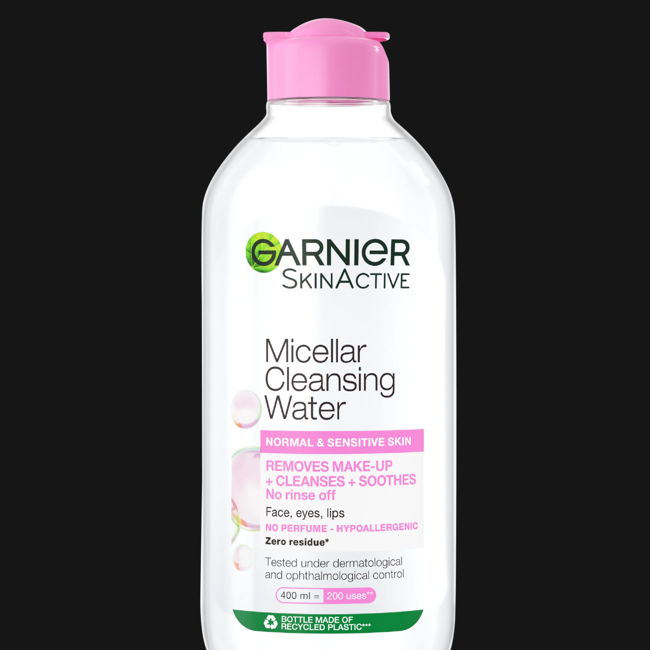 Garnier SkinActive Micellar Cleansing Water for normal og sensitiv hud i gjennomsiktig flaske med rosa kork mot svart bakgrunn. På flasken vises tekstene «GARNIER SKINACTIVE», «Micellar Cleansing Water», «NORMAL & SENSITIVE SKIN», «REMOVES MAKE-UP + CLEANSES + SOOTHES», «No rinse off», «NO PERFUME - HYPOALLERGENIC» og «400 ml = 200 uses».