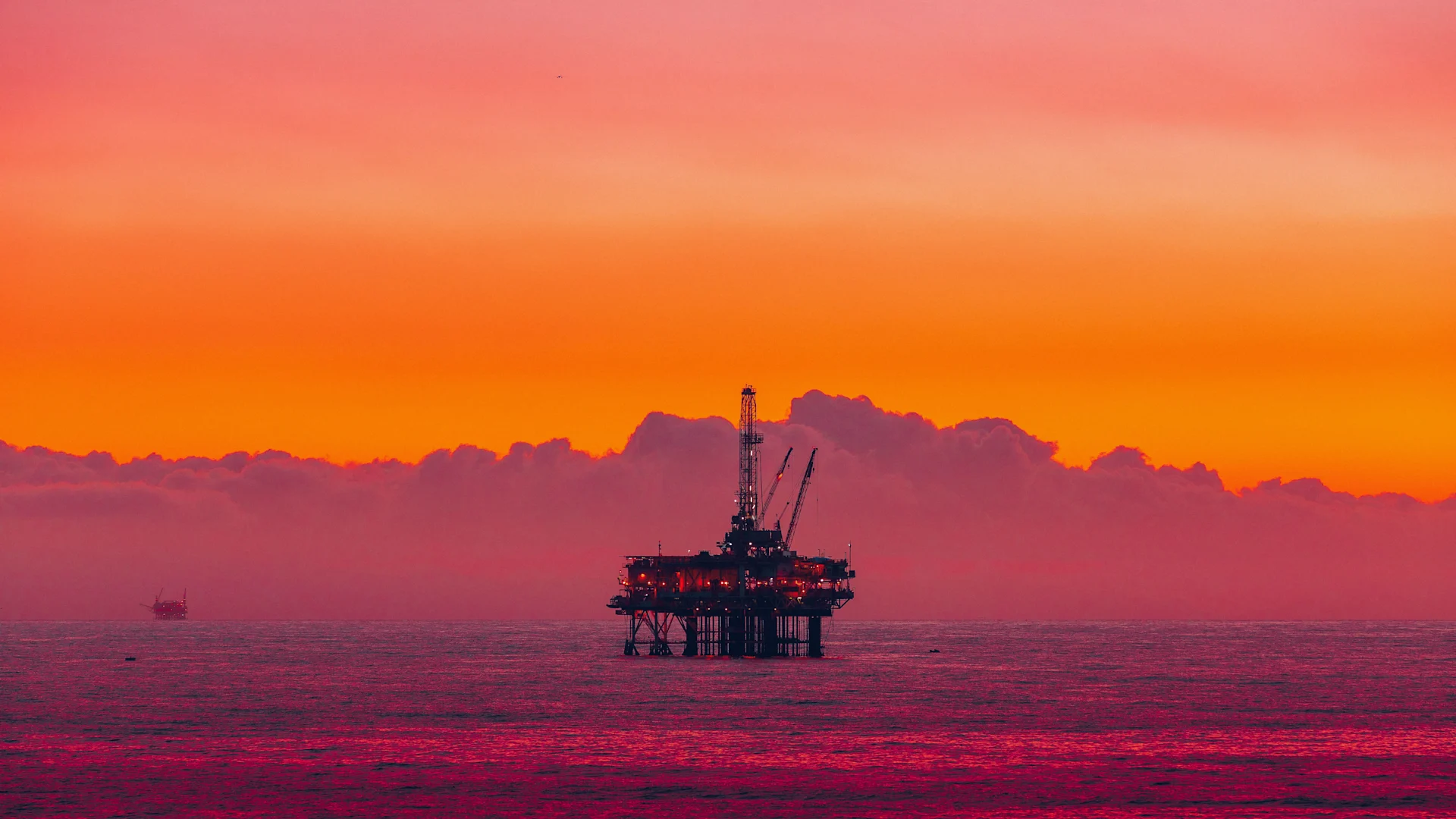 Oil rig in the middle of the ocean-min