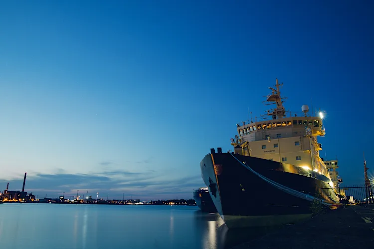 White and black ship (1)