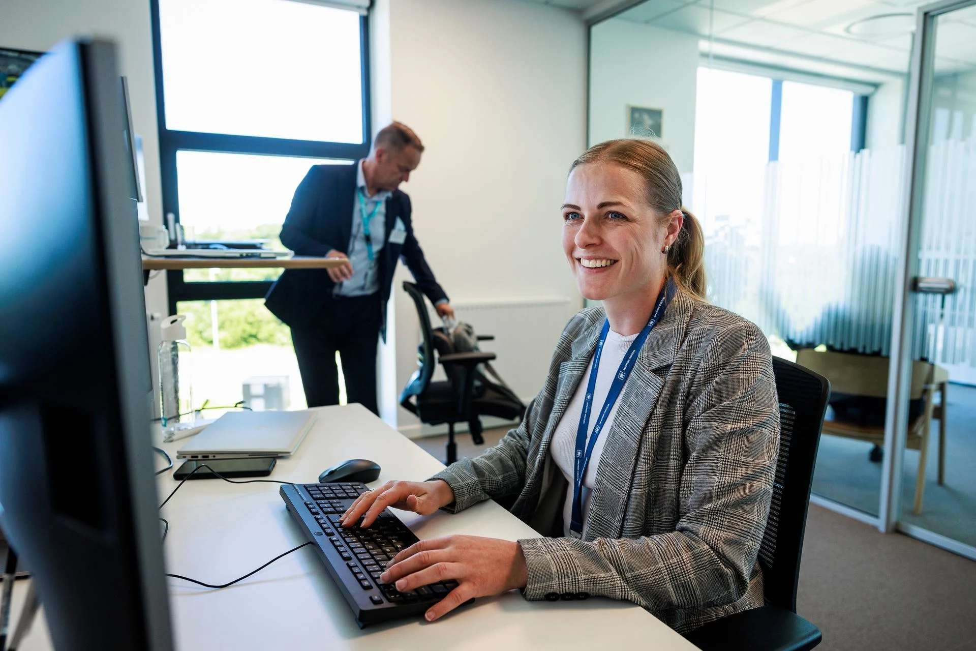 woman-with-pc