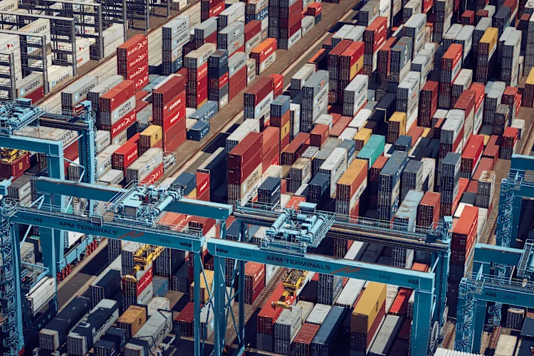 colourful-shipping-containers-min