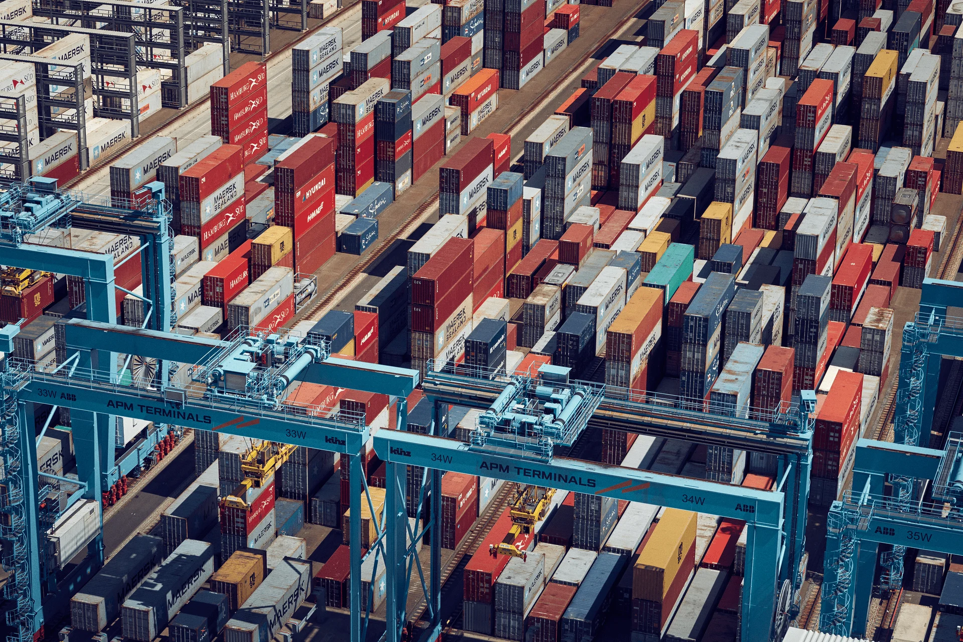 colourful-shipping-containers-min