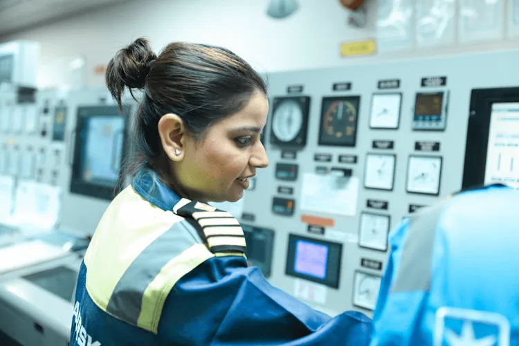 worker-control-room-min