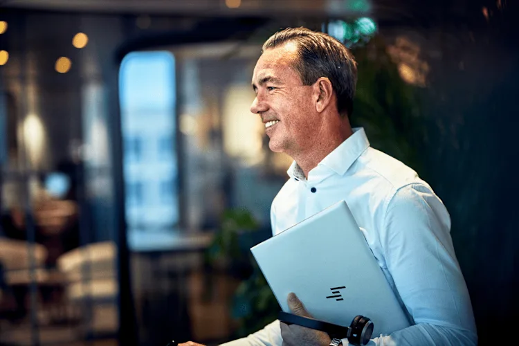 man-with-laptop-min