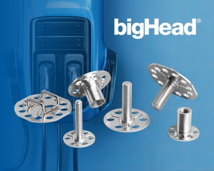 Mehrere silberfarbene Metallbefestigungselemente mit runden Grundplatten und Gewindebolzen liegen auf blauem Hintergrund. Im Hintergrund ist unscharf eine E-Ladesäule zu erkennen. Oben rechts steht der Schriftzug „bigHead“.