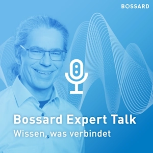 Porträt von Michael Weber vor einem blauen Hintergrund mit Klangwellen und Mikrofon-Symbol.