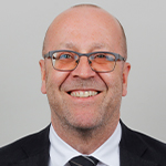 Porträt von Walter Scharpf, lächelnder Mann im Anzug