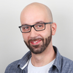 Porträt von Tobias Kloeden, glatzköpfiger Mann mit Brille