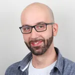 Porträt von Tobias Kloeden, glatzköpfiger Mann mit Brille