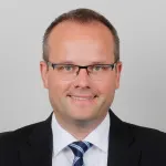 Portrait von Oliver Leitmann mit dunklem Jackett