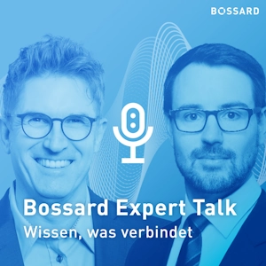Porträts von  Jürgen Steiner und Dr. Jan Wilhelm vor einem blauen Hintergrund mit Klangwellen und Mikrofon-Symbol