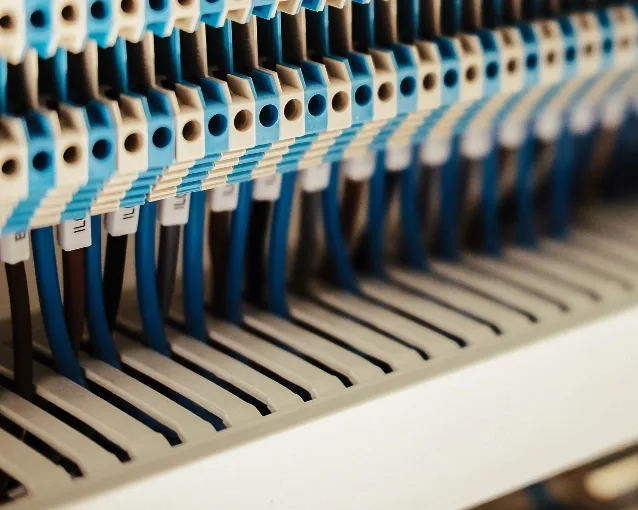 close up af kabelkanal med ledninger der kommer ud af den