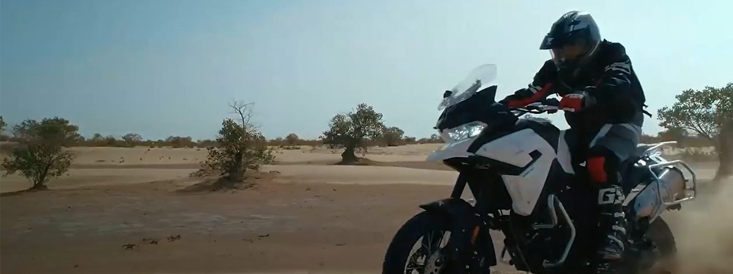 
Motorkář v poušti