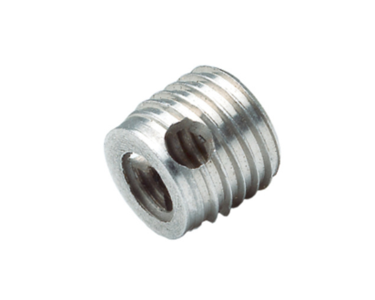 Inserto filettato metallico FASTEKS corto argentato con foro di taglio laterale su sfondo bianco.