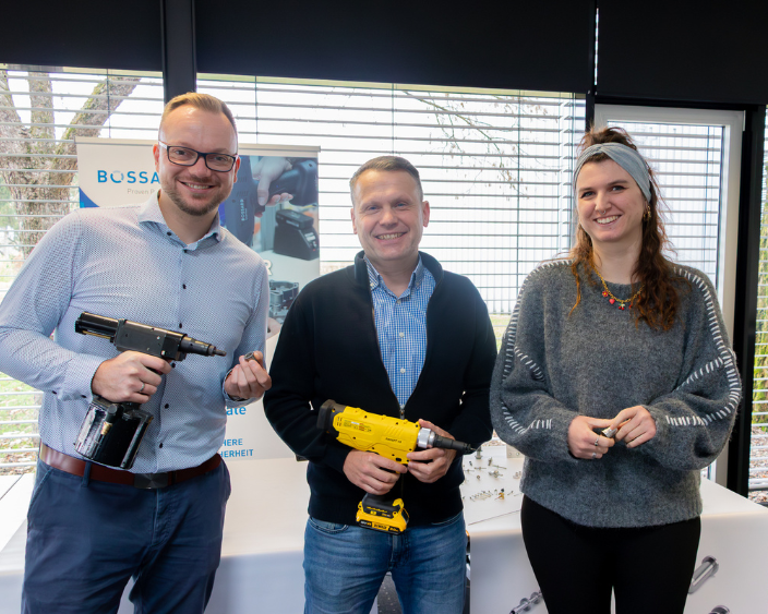 Tobias Engelberg, Tobias Wolf und Julia Gabriel bei einer Produktvorführung mit Setzwerkzeugen und Blindnietmuttern
