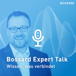Porträt von Christian Busch vor einem blauen Hintergrund mit Klangwellen und Mikrofon-Symbol.