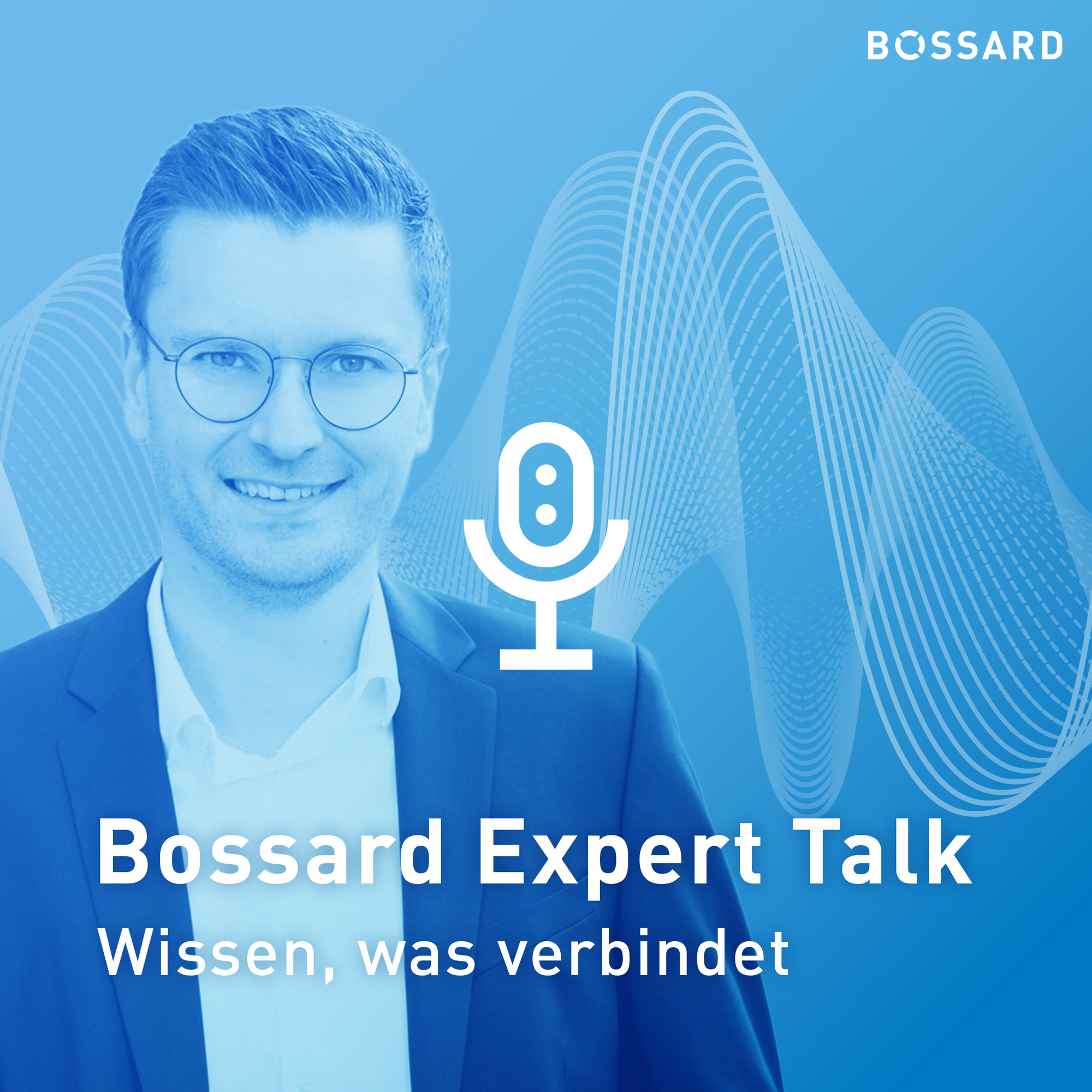 Porträt von Benjamin Hartinger vor einem blauen Hintergrund mit Klangwellen und Mikrofon-Symbol