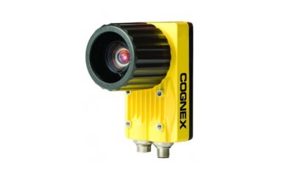 En gul og svart COGNEX industriell visjonssensor på en hvit bakgrunn.