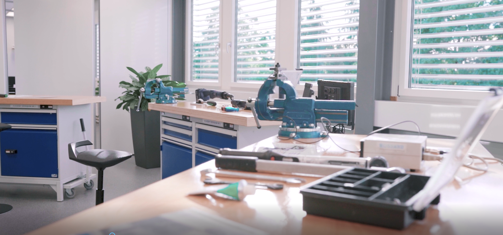 Ein Raum mit einem Werkbank und einem Werkzeugen, der eine produktive Arbeitsumgebung darstellt.