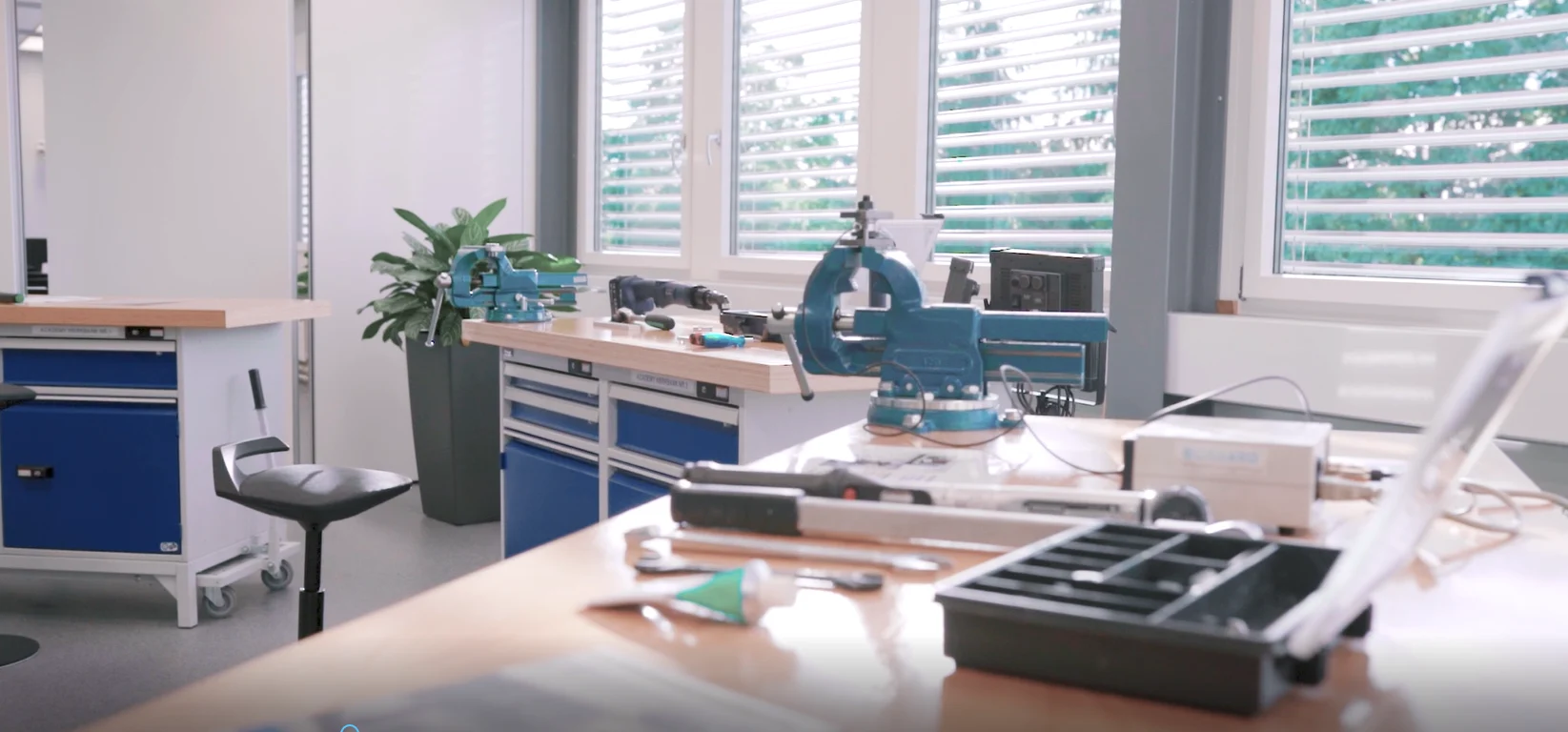 Ein Raum mit einem Werkbank und einem Werkzeugen, der eine produktive Arbeitsumgebung darstellt.