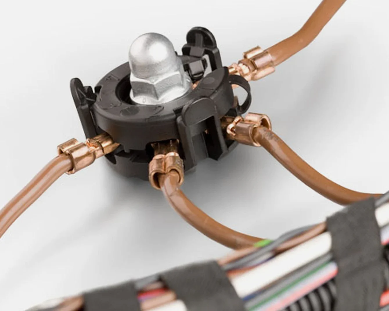 Cận cảnh một mối hàn đinh tán, tạo điểm kết nối cho cáp