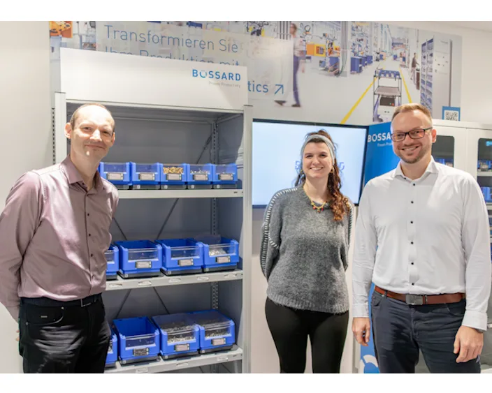 Daniel Schäfer, Julia Gabriel und Tobias Engelberg vor Bossard-Regal mit SmartBin-Boxen.
