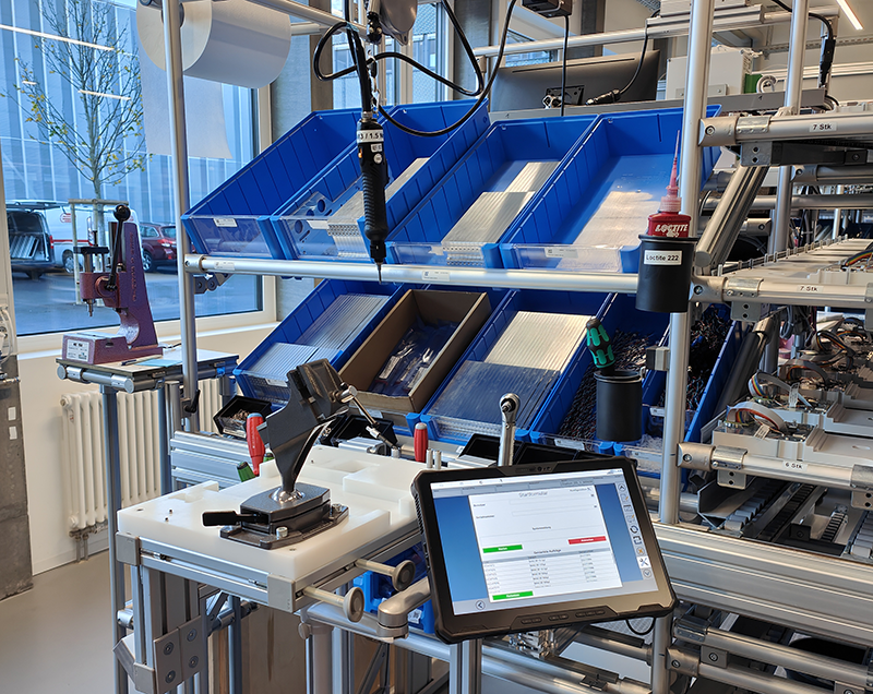 Smart Factory Assembly mounting system - Tablette avec instructions d'assemblage numériques et tournevis intelligent