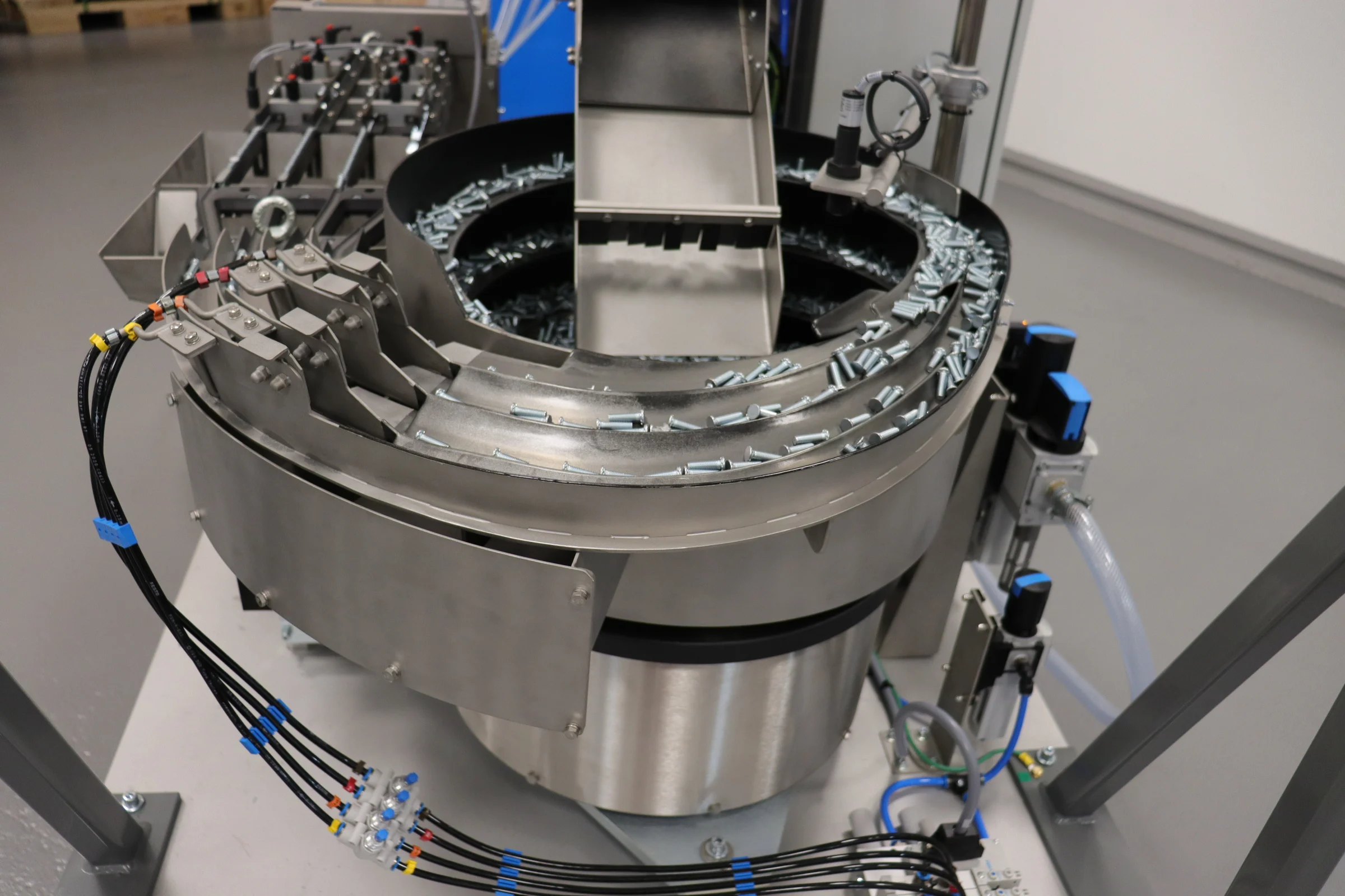 Primo piano del sistema di alimentazione automatica PEMSERTER IN-DIE, che fornisce dispositivi di fissagio alle presse di inserimento.