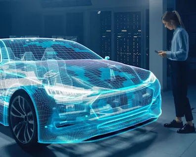 Frau mit Smartphone analysiert holografische Darstellung eines Autos in einer digitalen Umgebung