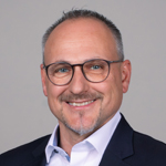 Porträt von Matthias Kreuter, lächelnder Mann im Anzug