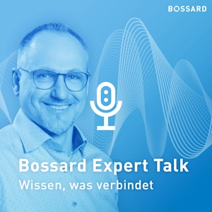 Porträt von Matthias Kreuter vor einem blauen Hintergrund mit Klangwellen und Mikrofon-Symbol.