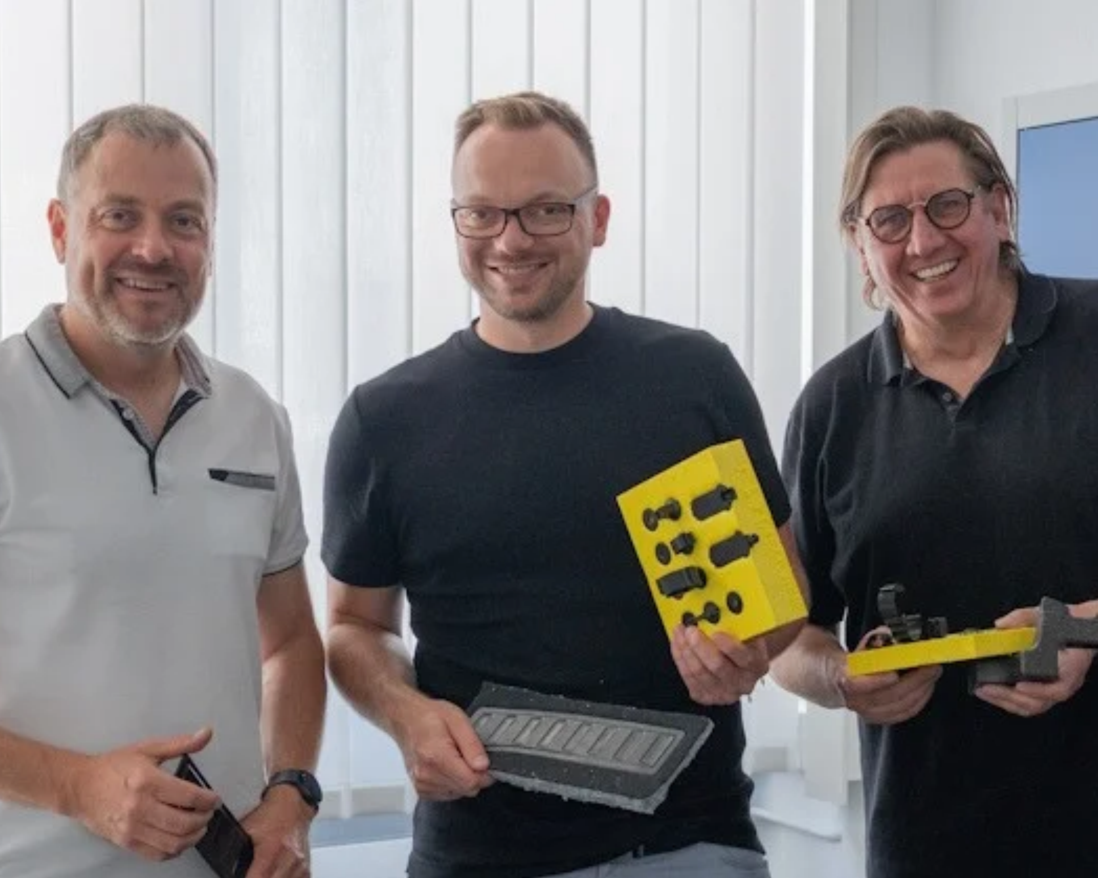 Christian Busch, Tobias Engelberg und Bernhard Krebs (v. l. n. r.) zeigen verschiedene Muster und Bauteile für die MM-Welding® Verbindungstechnologie.