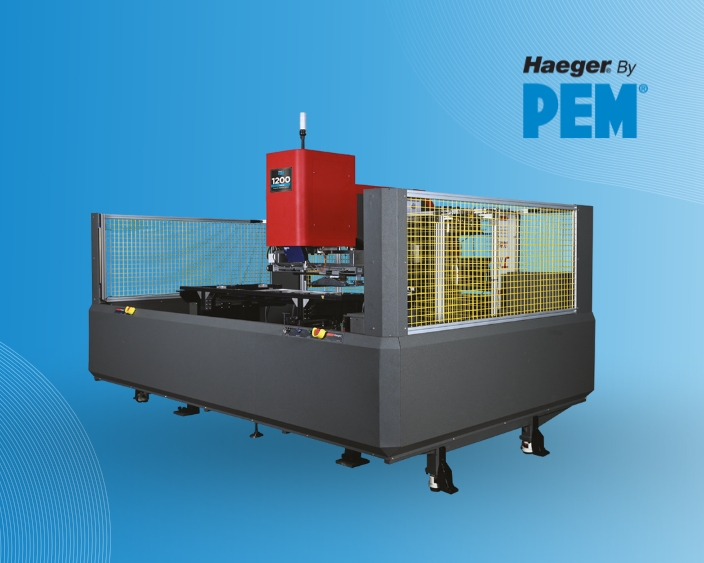 Große Haeger T-Serie Einpressmaschine mit rotem Gehäuse und Schutzverkleidungen vor blauem Farbverlauf.