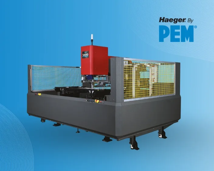 Große Haeger T-Serie Einpressmaschine mit rotem Gehäuse und Schutzverkleidungen vor blauem Farbverlauf.