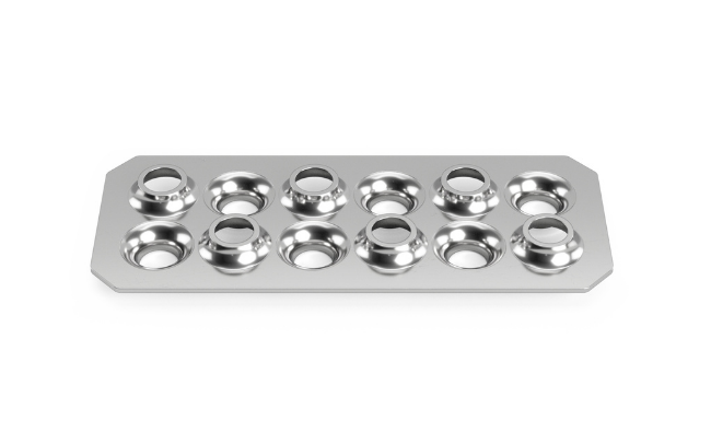 Nahaufnahme eines MM-Welding InWWerse Disc fastener zur Verbindung von herkömmlich nicht schweißbaren Kunststoffkomponenten, ohne Spuren auf der gegenüberliegenden Seite zu hinterlassen.