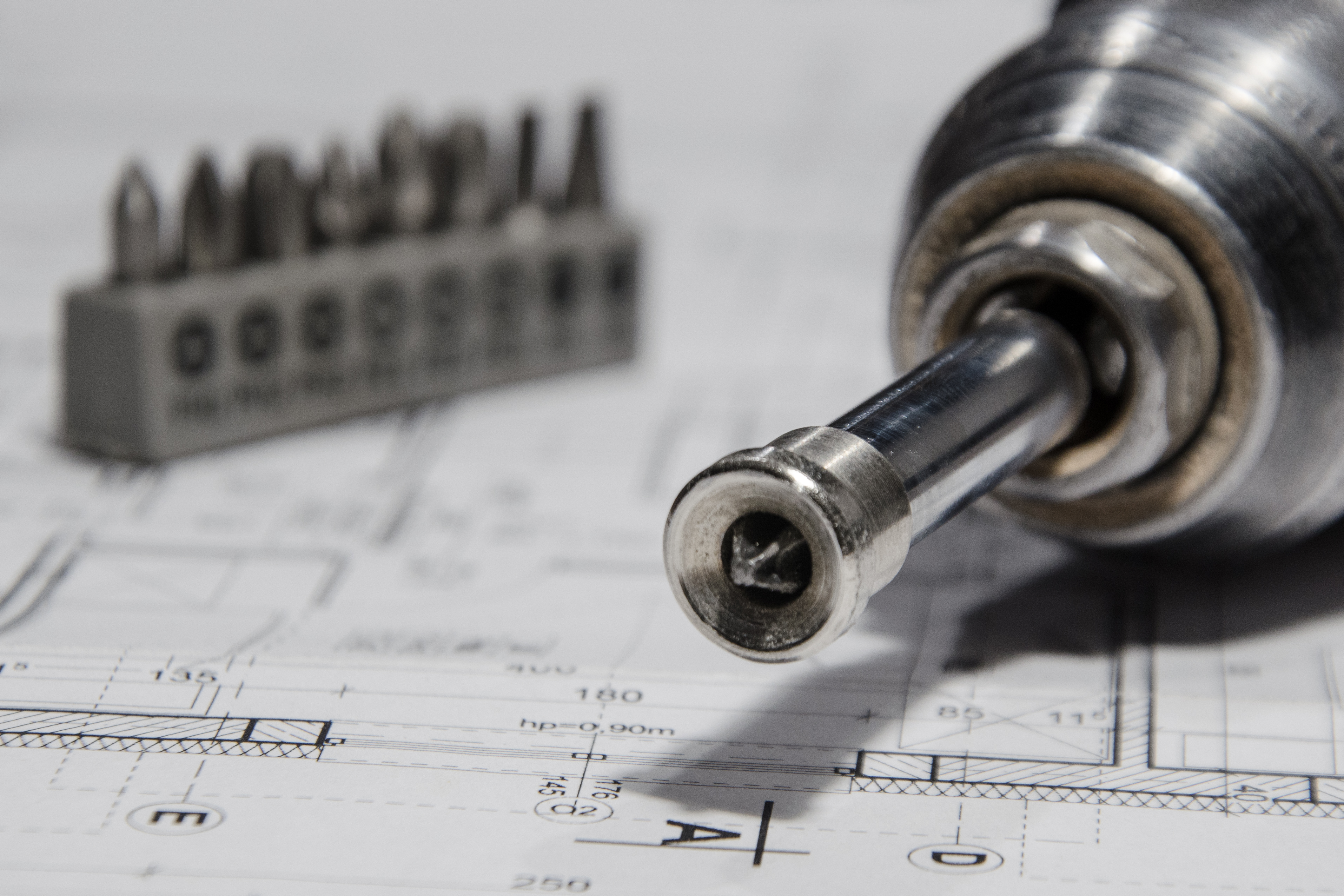 die Spitze eines Handwerkzeugs auf einer technischen Zeichnung