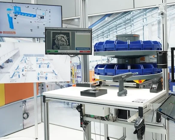 Hightech-automatisierte Arbeitsstation mit digitalen Bildschirmen und Lagersystem