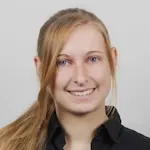 Portrait von Jenny Zoller mit dunklem Sakko, freundliches Lächeln.