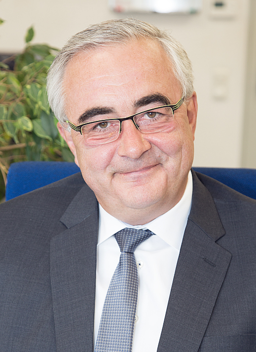 Porträt von Peter Boeckermann, Mann mit Brille in Business-Kleidung