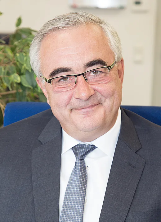 Porträt von Peter Boeckermann, Mann mit Brille in Business-Kleidung