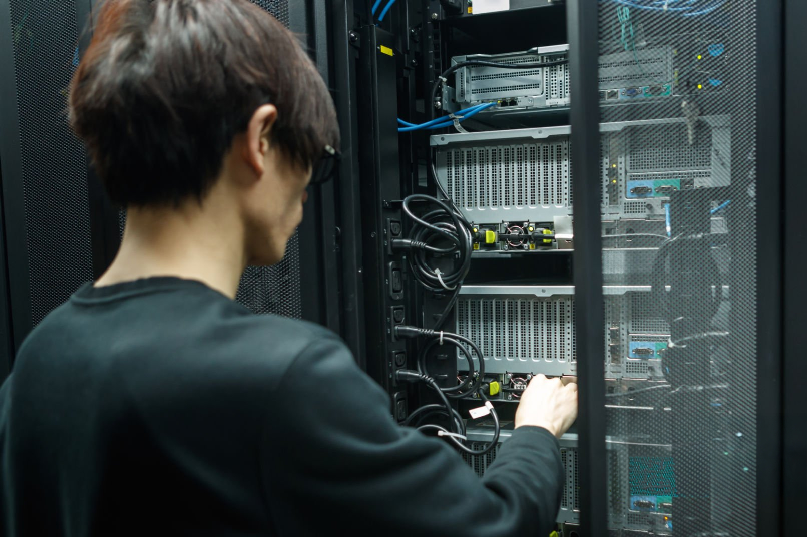 Un hombre trabajando con un ordenador de centro de datos de alto rendimiento