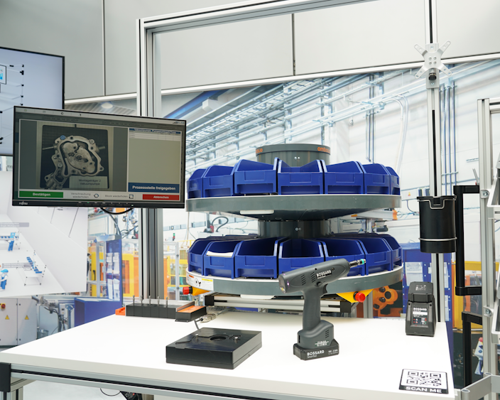 Bossard SmartTower mit digitalem Kommissioniersystem als Teil von Smart Factory Assembly am modernen Montagearbeitsplatz.