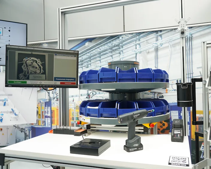 Bossard SmartTower mit digitalem Kommissioniersystem als Teil von Smart Factory Assembly am modernen Montagearbeitsplatz.